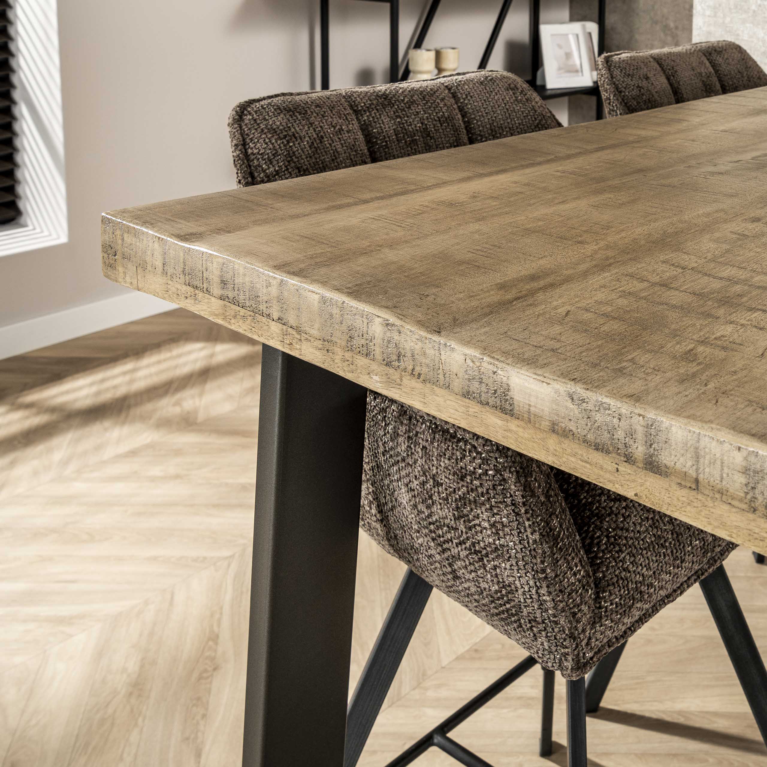 Bartafel Massief trapeziumvorm | 135 cm | Mango antiek