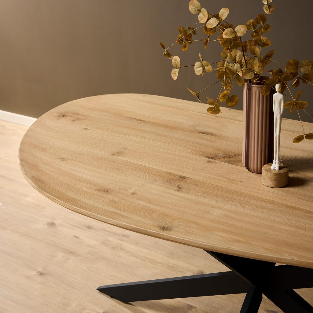 Eettafel Cloud | Organisch eiken | Zwarte matrixpoot