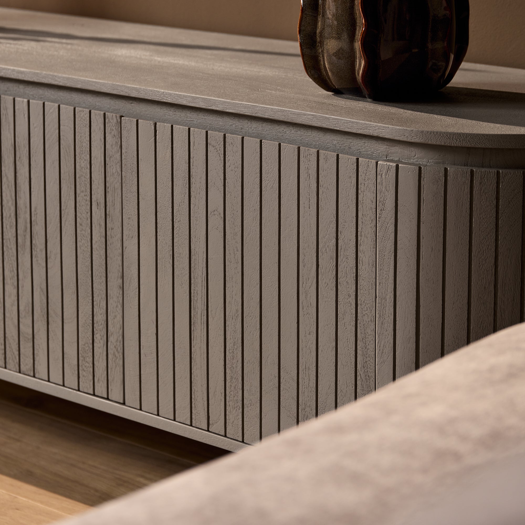 Tv meubel Solana | Verticale latten | Mangohout taupe