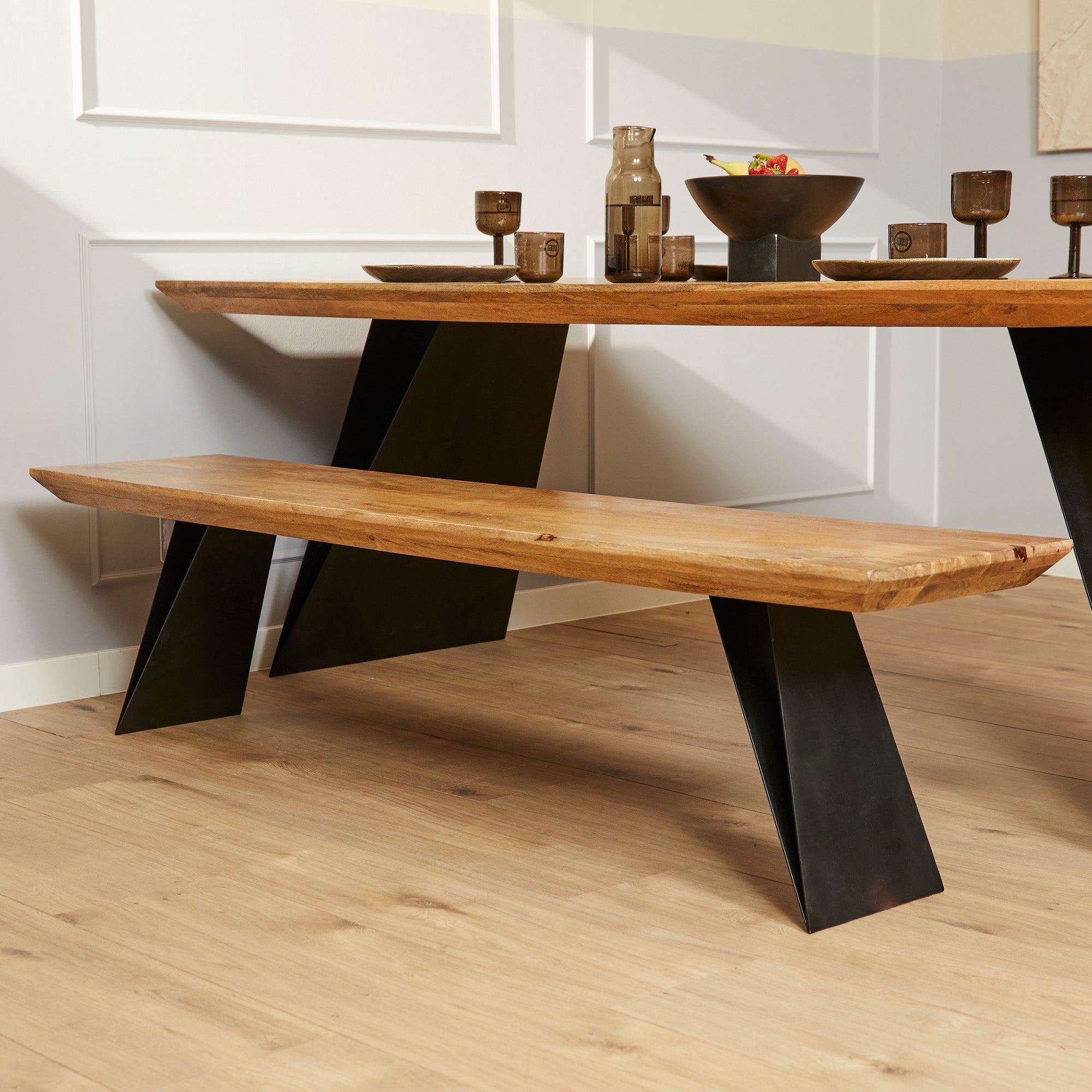 Eetkamertafel Extense | Massief mango | Zwart metalen poten