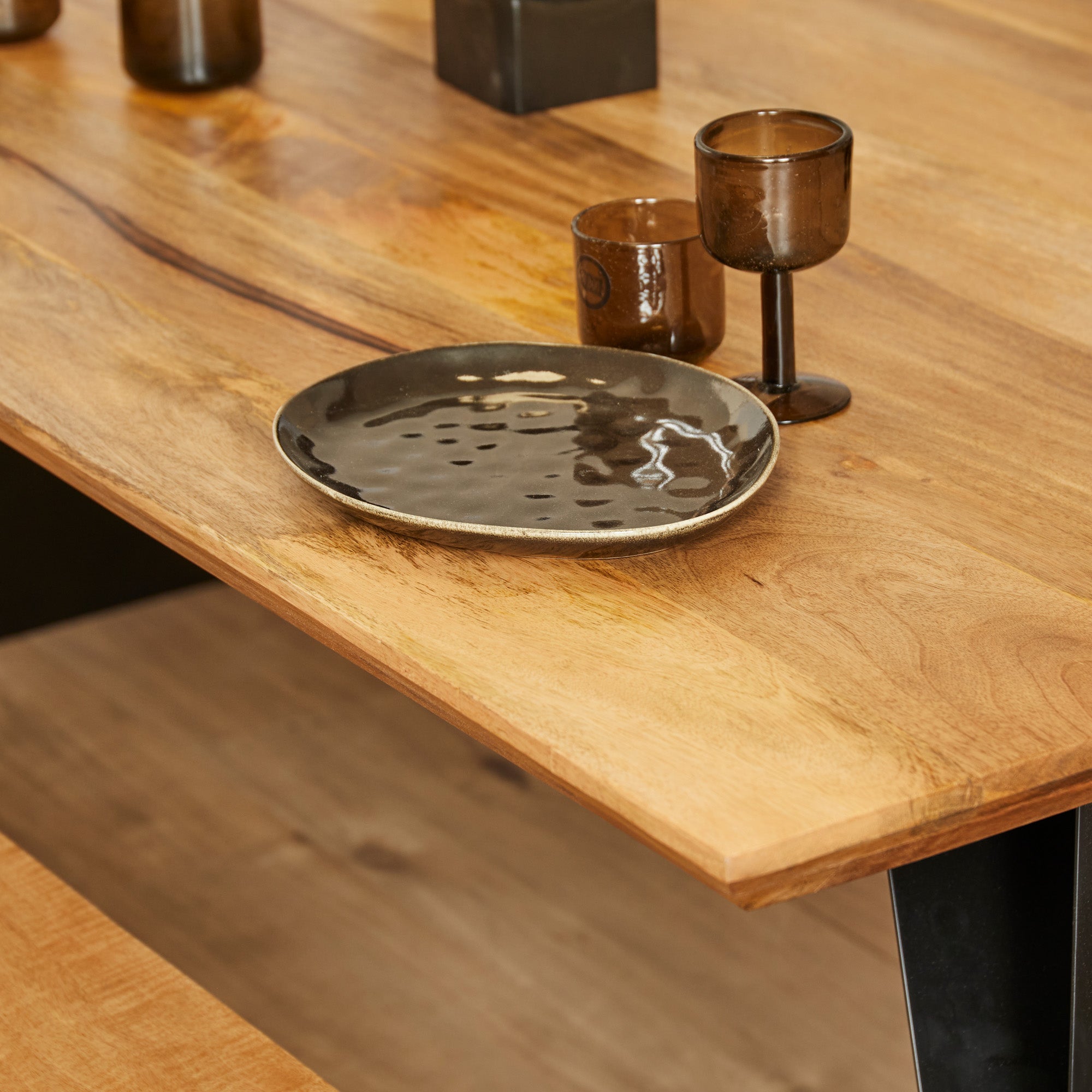 Eetkamertafel Extense | Massief mango | Zwart frame