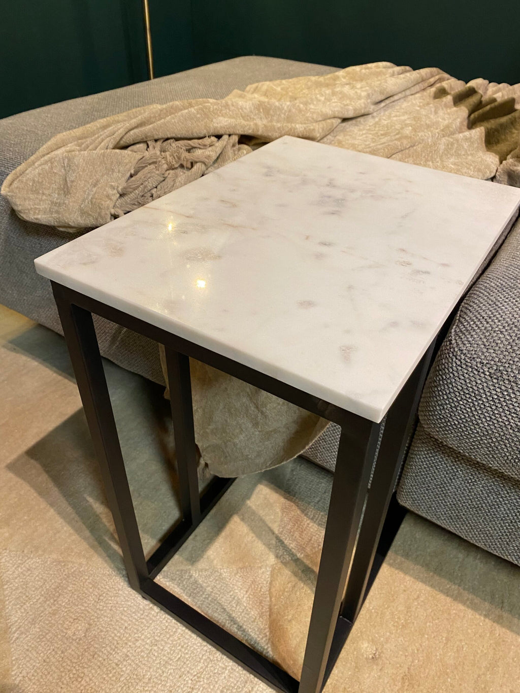 Bijzettafel Slider | Wit marmer | Zwart frame