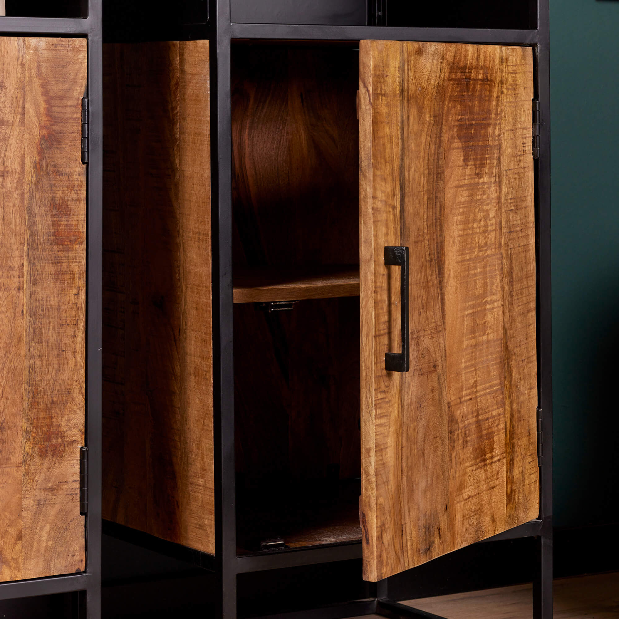 Boekenkast Oakland | Mangohouten deur | Zwart frame